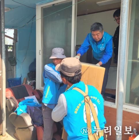 박원종 전라남도의원이 5월 28일 영광읍에서 우리동네 복지기동대와 함께 지역 주민의 주거환경 개선 봉사를 하고 있다.