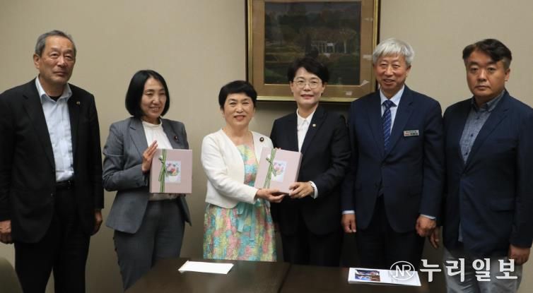 박형대 의원(진보당,장흥1)이 지난 5월 28일 일본 도쿄에서 일본 국회 사회민주당 대표 및 의원들과 간담회를 마친 후 기념촬영을 하고 있다.