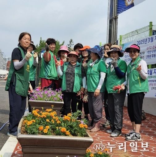안중읍 새마을부녀회 여름꽃으로 아름다운 거리 조성