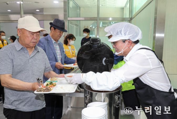 김포시가 9일 지역사회 어르신을 위한 무료급식사업 ‘효드림 밥상’을 개시했다. 김병수 시장이 직접 배식에 나서며 지역어르신들과 소통하고 있는 모습