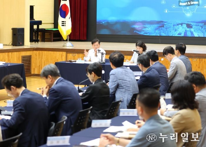 박승원 광명시장이 10일 오후 시청 대회의실에서 열린 '2026년도 주민참여예산사업 부서 검토 결과 보고회'에 참석해 발언하고 있다.