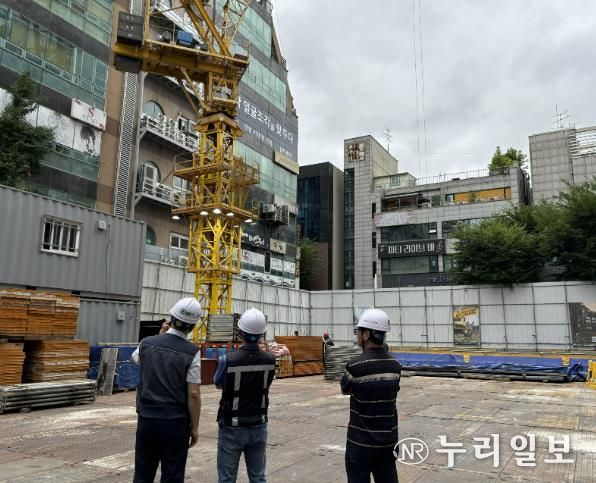성남시 관계자들이 장마를 대비해서 건축공사장을 점검하고 있다