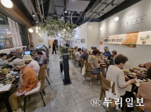 ‘방방곡곡 행복 밥상’행사에 참여한 어르신들이 맛있게 식사하고 있다.