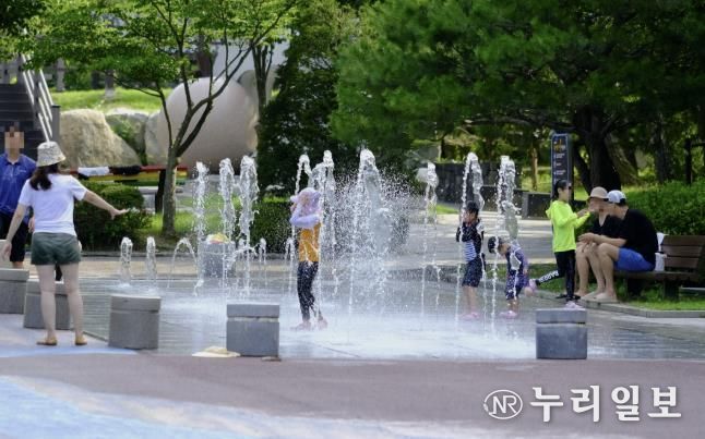 용인특례시는 28일부터 농촌테마파크 내 바닥분수를 가동한다