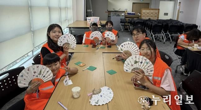 구리시자원봉사센터 넷플러스 봉사단, 압화 부채 만들기 활동 진행