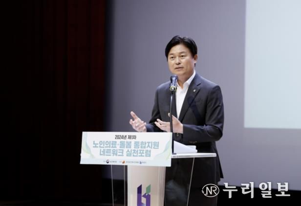 조용익 부천시장이 지난해 6월 열린 노인의료 돌봄 통합지원 네트워크 실천포럼에서 발언하고 있다.