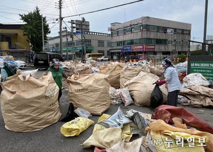 오성면 새마을부녀회, 영농폐기물 수거 실시