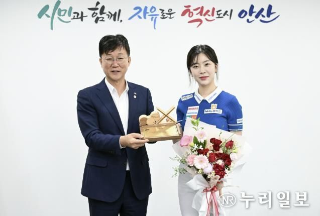 이민근 안산시장(왼쪽)이 정수빈 프로당구 선수(오른쪽)를 안산시 홍보대사로 위촉하고 함께 기념촬영을 하고 있다.