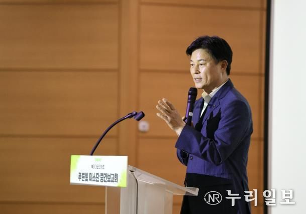 ‘부천 에코 리빙랩’ 중간보고회에서 인사말을 전하고 있는 조용익 부천시장