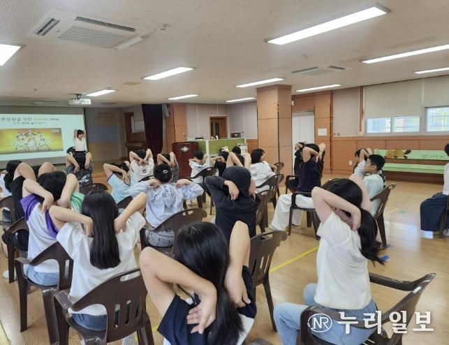 생활스포츠지도사를 따라 스트레칭을 하는 송내초등학교 학생들