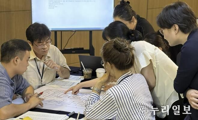 지난해 7월 신종감염병 대비 도상 훈련 때 감염병 역학조사 및 방역조치 토의 중