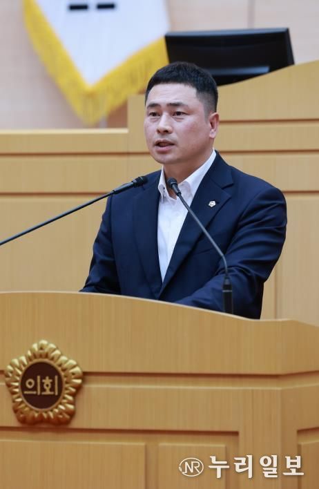 임형석 전남도의원이 10월 15일, 제394회 임시회 제1차 본회의에서 ‘서울대학교 증식원의 지방자치단체 양여 촉구 건의안’에 대한 제안설명을 하고 있다.