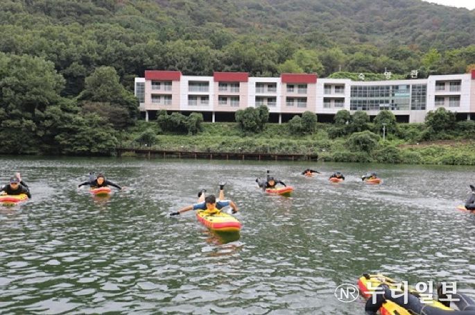 행정안전학과 교수들이 운용술을 익히기 위해 반복 훈련을 실시하고 있다.
