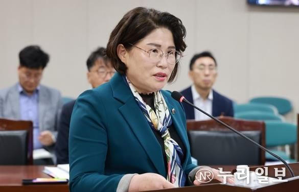 김화신 의원(더불어민주당, 비례)이 지난 10월 15일 농수산위원회 회의에서 「전라남도 해양환경 보전 및 활용에 관한 조례안」 제안 설명을 하고 있다.