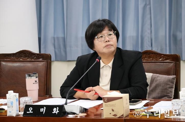 전라남도의회 제394회 임시회 기획행정위원회 회의 안건 중 ‘광주ㆍ전남 특별광역연합 규약(안)’ 심사(15일)에서 오미화 의원이 집행부를 향해 질의를 하고 있다.