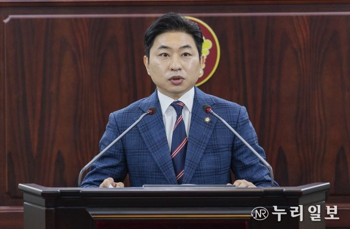 화성특례시의회 김종복 의원이 제245회 임시회 중 제1차 본회의에서 5분 자유발언을 하고 있다.