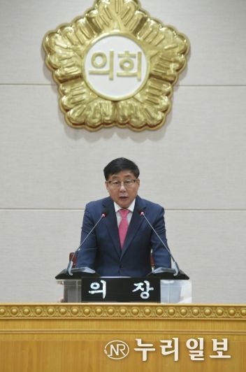 윤창철 의장이 제381회 임시회 제5차 본회의를 주재하고 있다.
