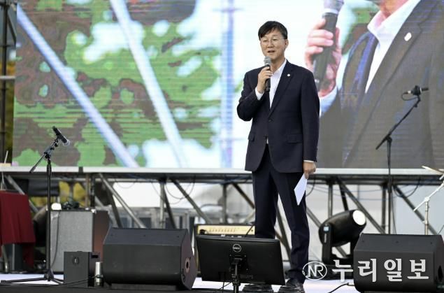 이민근 안산시장이 지난 25일 안산문화광장에서 개최된 ‘제1회 안산시동아리연합축제’에서 인사 발언을 하고 있다.