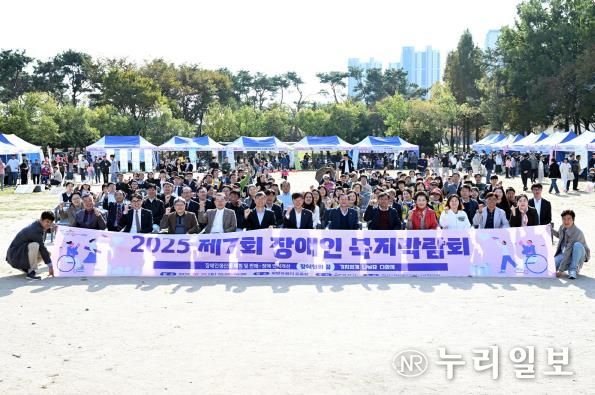 이민근 안산시장(맨 앞줄 왼쪽 여섯번째)이 지난 25일 화랑유원지 일원에서 개최된 '제7회 장애인복지박람회'에서 참석자들과 함께 기념촬영을 하고 있다.