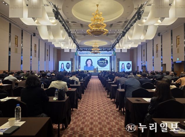 경북교육청, 안전수준 향상을 위한 하반기 안전보건교육 개최(도내 기관과 학교 관리감독자 710명 대상 정기안전보건교육 실시)(인사말하고 있는 박현숙 정책국장)