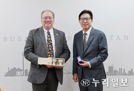 박형준 시장, '마이클 마이넬리' 영국 지옌 회장 접견