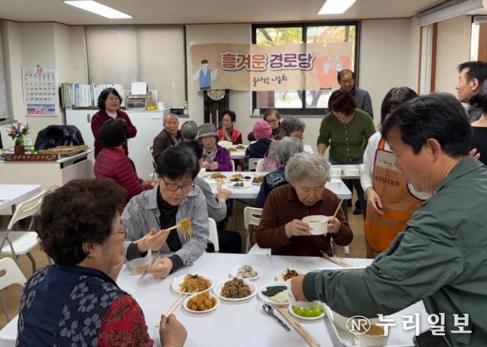수원시 영통구 늘사랑나눔회, 영통3동‘흥겨운 경로당’어르신들 식사 대접
