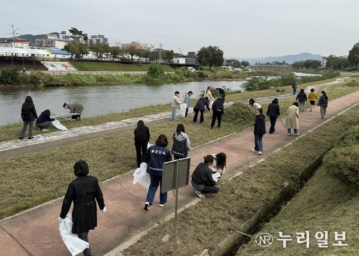 안성시보건소 건강증진과, 안성천변 환경정화로 깨끗한 건강도시 만들기 앞장