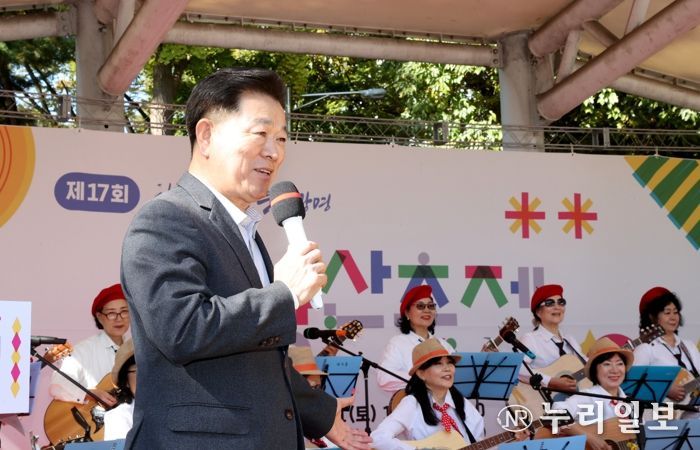 박승원 광명시장이 지난 1일 철망산근린공원 장미배드민턴장 일원에서 열린 ‘2025 제17회 철망산축제’에 참석해 인사말을 하고 있다.