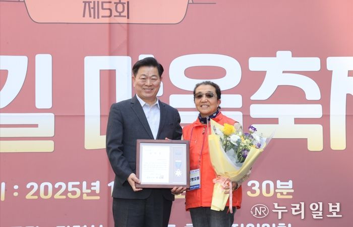 박승원 광명시장이 지난 1일 ‘하담길’(하안주공 9단지·10단지 사이길)에서 열린 ‘제5회 하담길 마을축제’에 참석해 하안4동 주민자치회 위원에게 시장표창을 수여하고 기념사진을 촬영하고 있다.