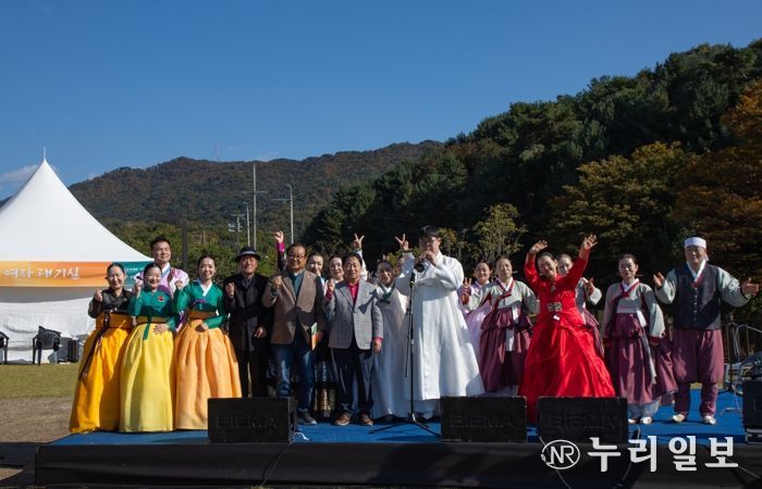 주광덕 시장과 예술인들이 기념사진을 찍고 있다
