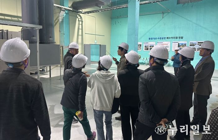 동원F&B 폐수처리장 인근에 거주하는 주민들이 악취 개선 공사 현황을 확인하고 있다.