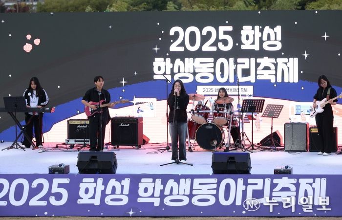 참가 학생 밴드가 갈고 닦은 실력을 무대에서 뽐내고 있다