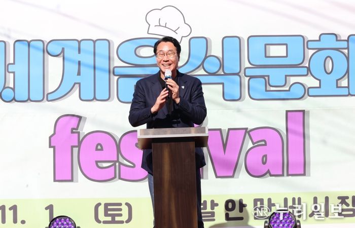 정명근 화성특례시장이 페스티벌 개최 축하 인사말을 전하고 있다.