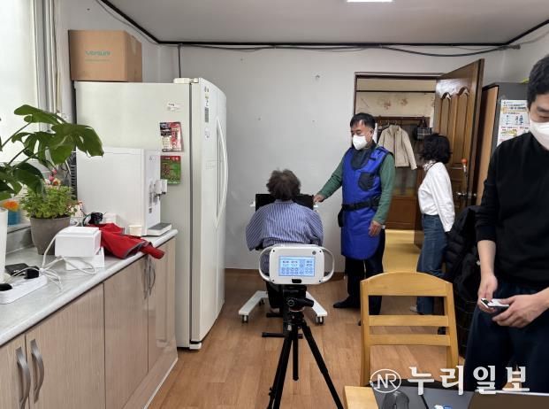 영통구보건소 관계자가 경로당을 방문해 어르신들 대상으로 결핵검진을 하고 있다.