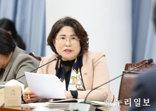 전라남도의회 김화신 의원(더불어민주당, 비례)이 지난 11월 3일 열린 대변인실 행정사무감사에서 질의하고 있다.