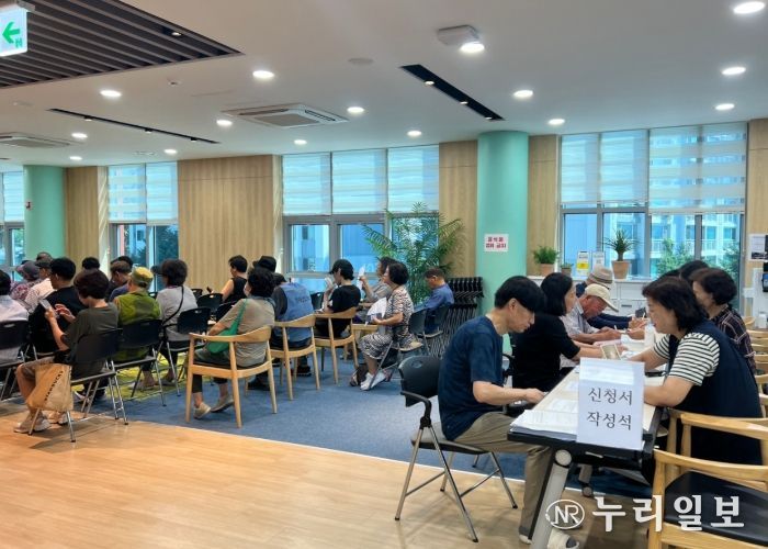 7월 퇴계원읍에서 봉사자들이 원활한 운영을 위한 봉사활동을 펼치고 있다.