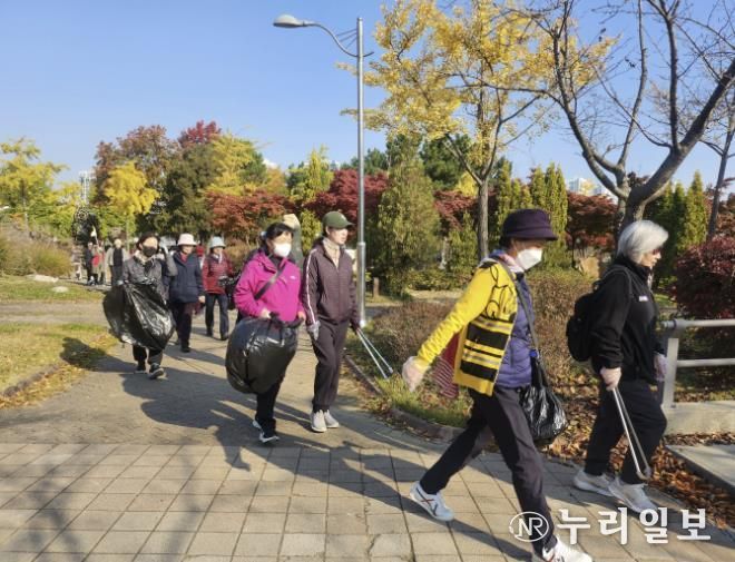 시흥시 '걷고! 줍고! 건강하고!' 가을 정취 속 플로깅으로 환경과 건강 챙겨