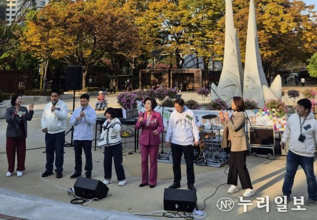 신계용 과천시장과 장애인들이 함께 노래하고 있다