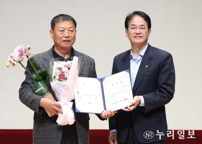 고양시 문화예술진흥 유공자 표창 기념촬영_이동환 고양시장(오른쪽), 고양들소리보존회 안명회님(왼쪽)