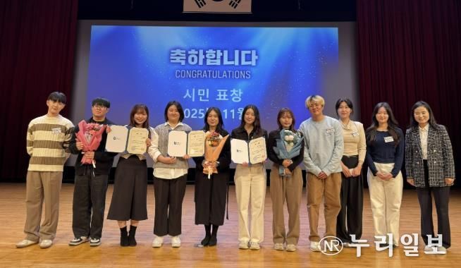 혁신나래연구단 우수과제 수상 팀이 수상 후, 기념사진을 촬영하고 있다.