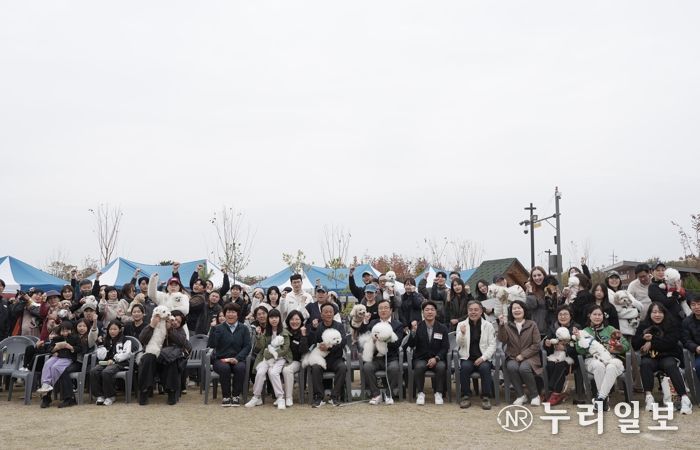 8일 미사아일랜드 펫존에서 열린 ‘2025 하남시 반려동물 문화축제’에서 반려인과 반려견들이 기념촬영을 하고 있다.
