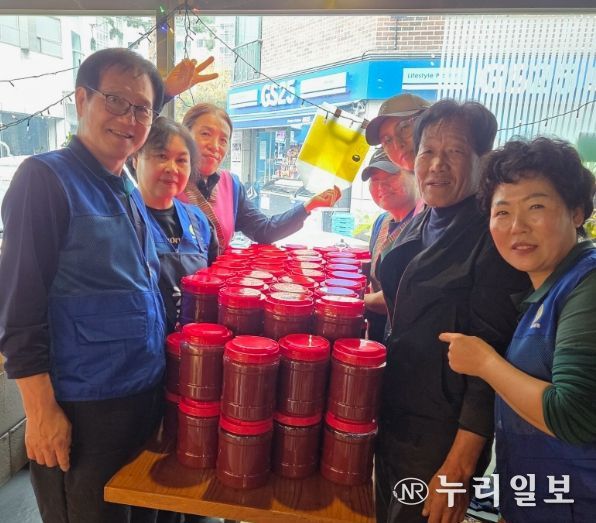 광명시 소하1동 바르게살기위원회는 지난 8일 소하1동 행정복지센터에서 ‘사랑의 고추장 나눔 행사’를 실시했다.