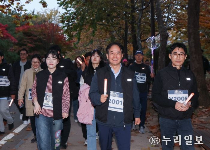 이동환 고양특례시장과 시민들이 일산호수공원을 걷고 있다.