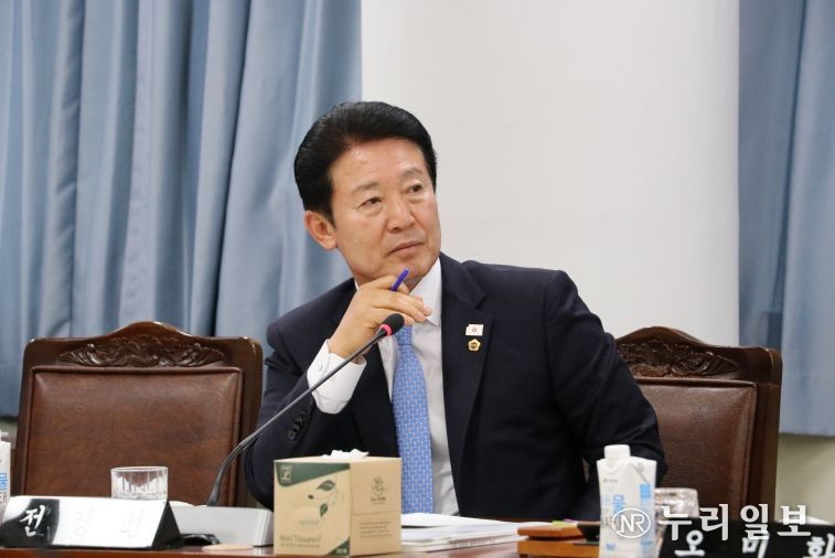 전라남도의회 제395회 제2차 정례회 기획행정위원회 소관 행정사무감사에서 전경선 의원이 집행부를 향해 질의를 하고 있다.