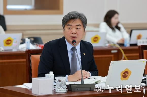 행정사무감사 중인 박원종 전남도의원