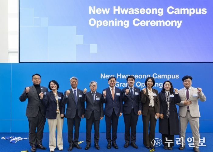 준공식에 참석한 화성특례시의원 기념 사진