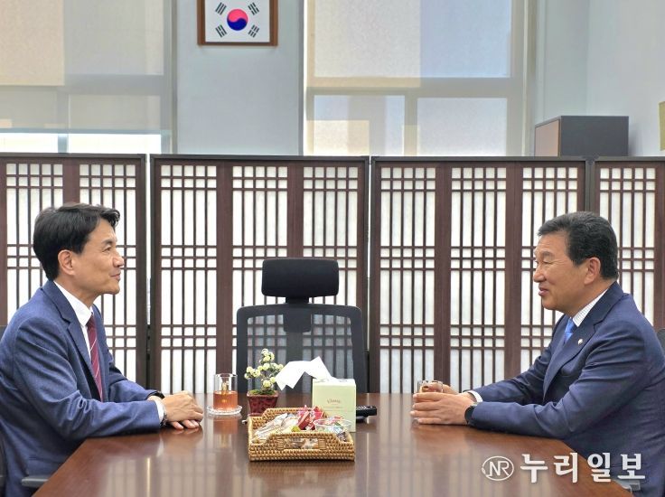 국회 찾아 신정훈 행정안전위원회 위원장 만나