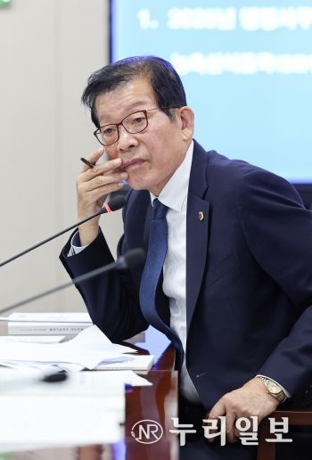 행정사무감사에 나선 이동현 의원