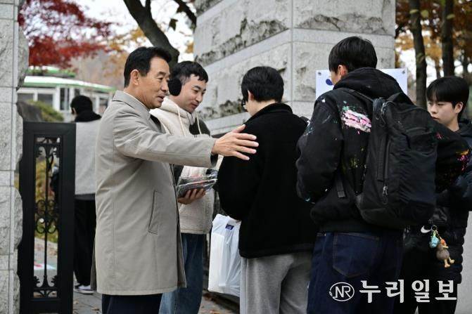 백영현 포천시장, 수험생 응원 위해 동남고 방문해 격려