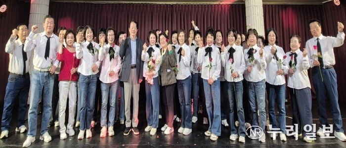 수원시 영통구 광교2동 라온시니어 합창단, 주민 환호 속에 정기연주회 성료